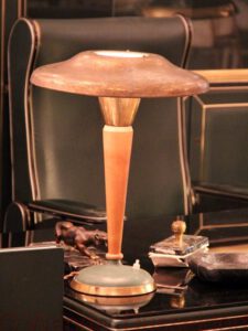 wandel-antik-01248-tischlampe-mit-vergoldetem-schirm