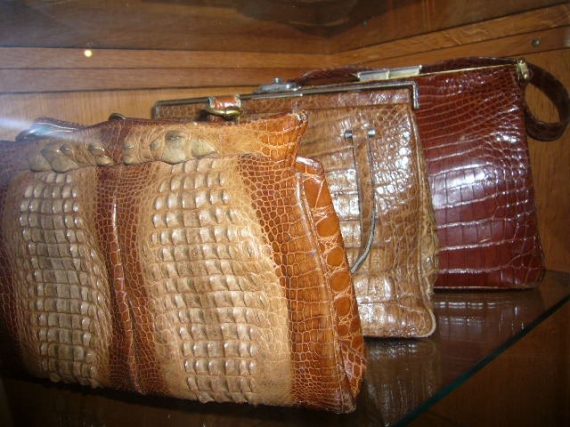 wandel-antik-00815-verschiedene-kroko-handtaschen