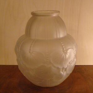 wandel-antik-01310-art-deco-vase-aus-pressglas-mit-blattmotiven