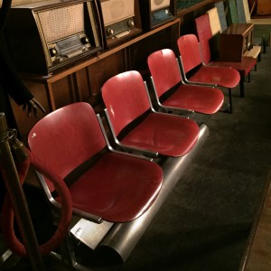 wandel-antik-03248-Stuhlreihe