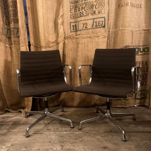 wandel-antik-04116-original-charles-eames-alu-chairs-von-vitra